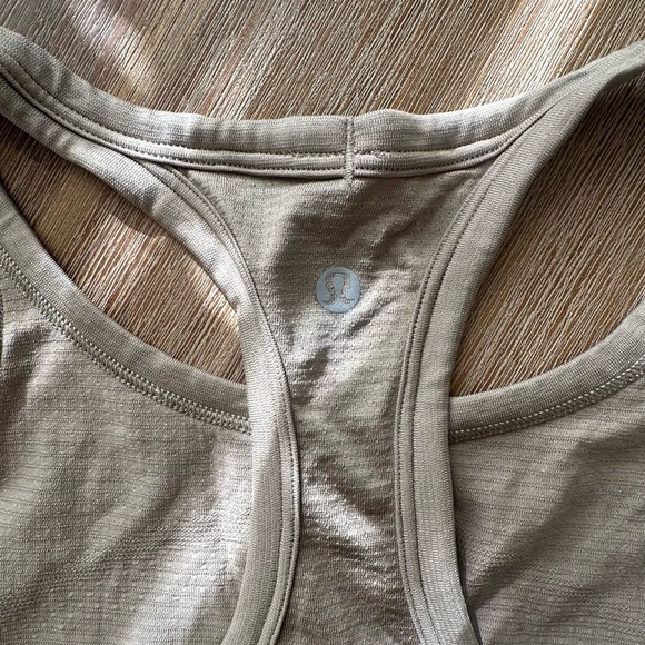 Lululemon Swiftly Tech Cropped Racerback Tank
Top 2.0 in Sheer Oak, Size 8 - Picture 9 of 9